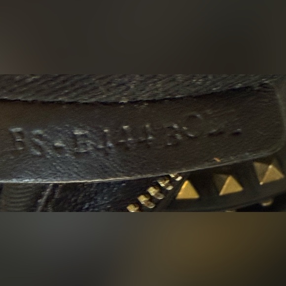 Valentino Garavani Rockstud
Messenger/Hobo - Authentic Very Good
Condition - Picture 6 of 6